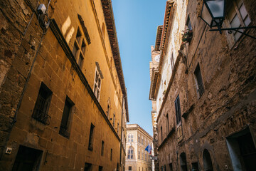 Fototapeta na wymiar Walking through the streets of the town of Pienza, Italy on a Sunny day