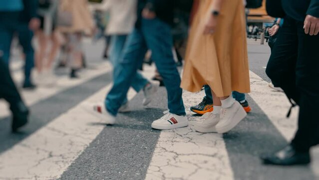 【社会】人々が歩いて移動する東京の渋谷スクランブル交差点　ぼかし　スローモーション