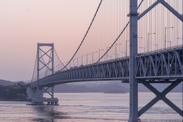 淡い夕焼けの大橋 / 淡い夕焼けの大橋