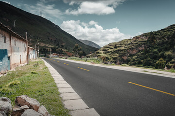 carretera en la sierra peruana junto a un paisaje vacío, para usarse en fotomontajes de automóviles