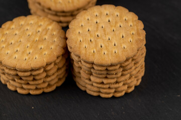 crispy cookies with chocolate filling between cookies
