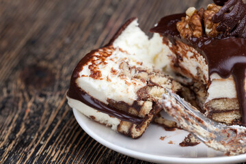 Creamy cheesecake with chocolate and cookies