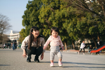 Obraz premium 公園でお母さんと一緒に遊ぶ赤ちゃん
