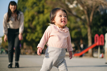 立ち上がる練習をする赤ちゃん