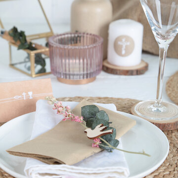 Gedeckter Tisch f&uuml;r Kommunion, Taufe, Firmung, Hochzeit in nat&uuml;rlichen Farben