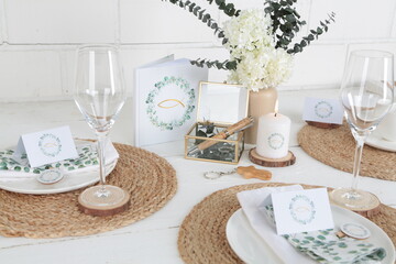 Gedeckter Tisch mit Fisch Symbol in Naturfarben mit Eukalyptus in weiß, grün, braun, natürliche Tischdekoration zum Fest - 595208029