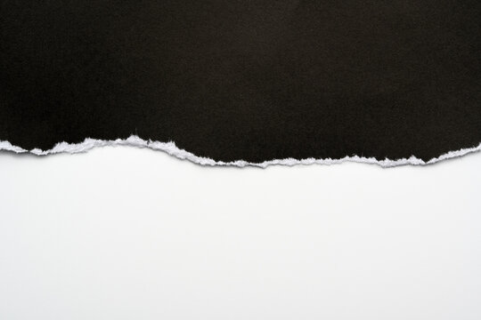 Papel rasgado de color negro sobre fondo blanco, recurso gráfico