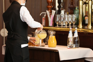 bridal attendant waiter serving champagne シャンパンを提供するブライダルアテンダー