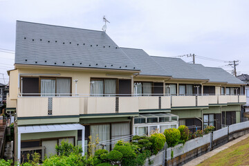 同型の2階建ての家の連なり