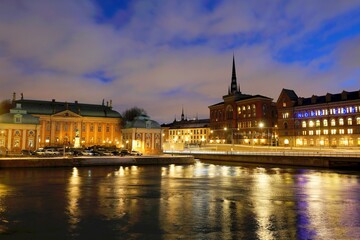 Obraz premium Beautiful panorama of illuminated Stockholm by night, waterfront view. Sweden