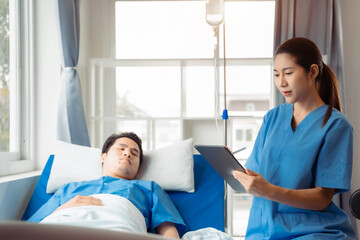 Fototapeta premium medicine, healthcare and people concept - doctor talking to male patient at bed in hospital.