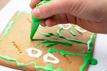 Draw with cream icing on a gingerbread master class.