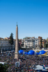 Rom, Italien, Apr. 2023 Menschenmassen auf der Piazza del Popolo zum 100.  Jubiläumstag der italienischen Luftwaffe