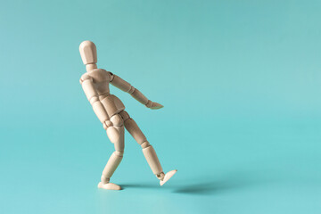 A cautious person does not dare to take a step. The wooden puppet takes a step.