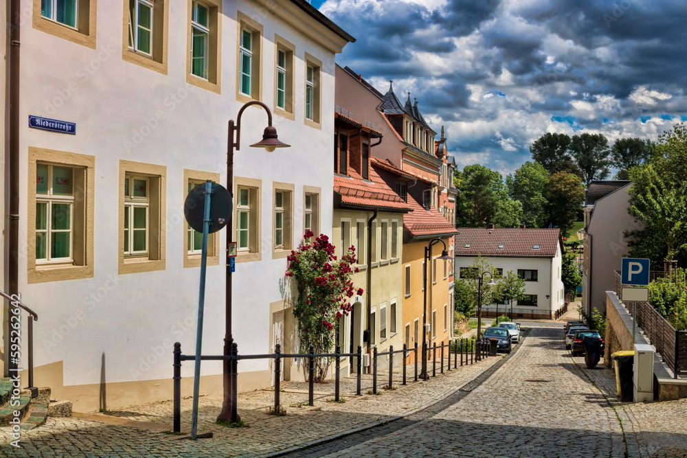 Sticker radeberg, deutschland - altstadtgasse mit sanierten häusern