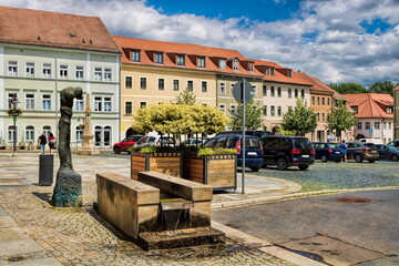 radeberg, deutschland - marktplatz mit kleinem brunnen