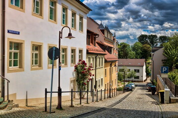 radeberg, deutschland - altstadtgasse mit sanierten häusern