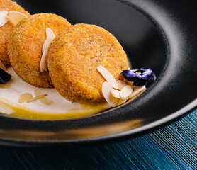 Crumbly cottage cheese and almond cookies