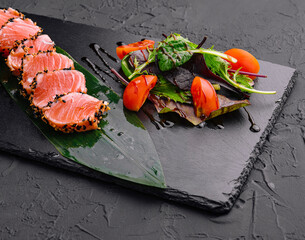 Salmon tataki in sesame with salad