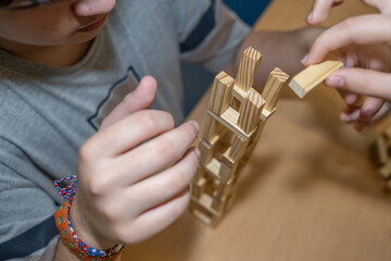 réalisation d'une tour en brique ou briquettes de bois jeu pour enfant