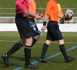 arbitres et gardien de but entre sur le terrain au football