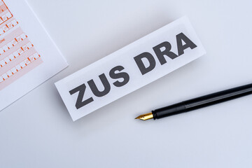Napis ZUS DRA na jasnym tle (dokument polskiego zakladu ubezpieczeń społecznych)