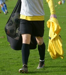 Obraz premium porter les ballons de football