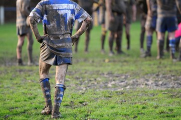 les joueurs de rugby dans la boue