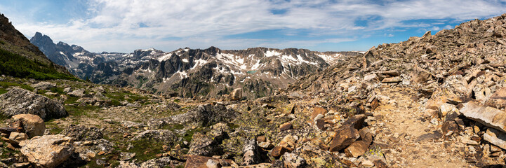 Fototapeta na wymiar Panorama of Paintbrush Divide With Mica Lake In The Distance