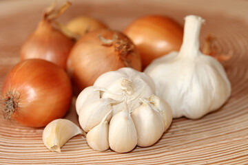 Zwiebeln und Knoblauch