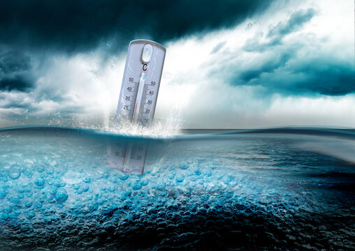 Thermometer im Wasser mit Horizont &uuml;ber Wasser