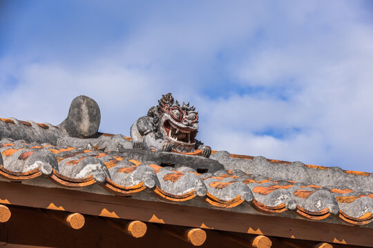 沖縄県　屋根上のシーサー
