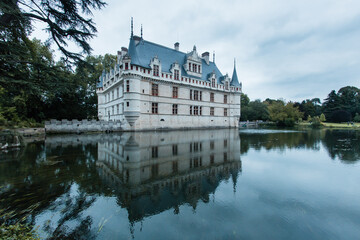 Fototapeta na wymiar château d'azay-le-rideau en touraine, le long de la Loire un château de François Premier
