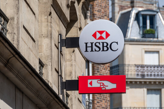 Paris, France - 21 avril 2023: Enseigne et logo d'une agence du groupe bancaire international britannique HSBC indiquant la pr&eacute;sence d'un distributeur automatique de billets