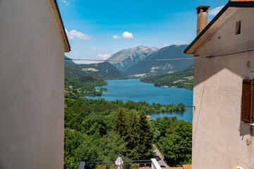 Vista del lago di Barrea visto da Barrea (Abruzzo, Italia)