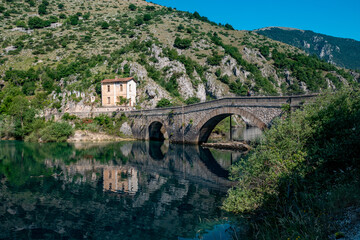Lago di San Domenico ed Eremo di San Domenico vicino Villalago e Scanno in Abruzzo (Italia)