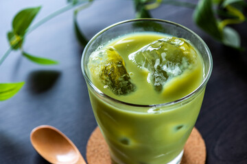 冷たい抹茶ラテ
