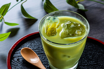冷たい抹茶ラテ
