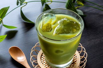 冷たい抹茶ラテ
