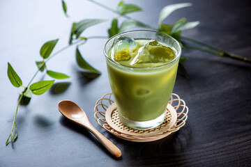 冷たい抹茶ラテ
