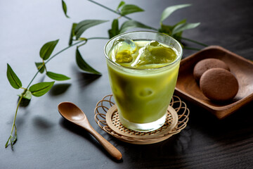 冷たい抹茶ラテ
