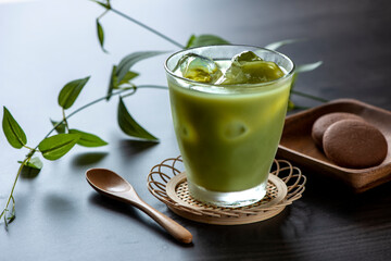 冷たい抹茶ラテ
