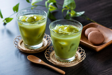 冷たい抹茶ラテ
