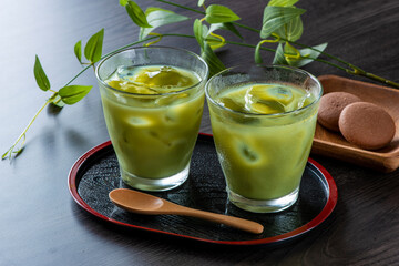 冷たい抹茶ラテ
