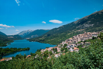 Fototapeta na wymiar Scorcio di Barrea, villaggio in Abruzzo ai piedi del lago omonimo (Italia)