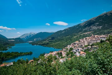 Foto op Canvas Scorcio di Barrea, villaggio in Abruzzo ai piedi del lago omonimo (Italia) © Donlisander