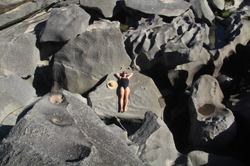 Mulher nas formações rochosas do Vale da Lua, na chapada dos Veadeiros em alto paraíso de Goiás