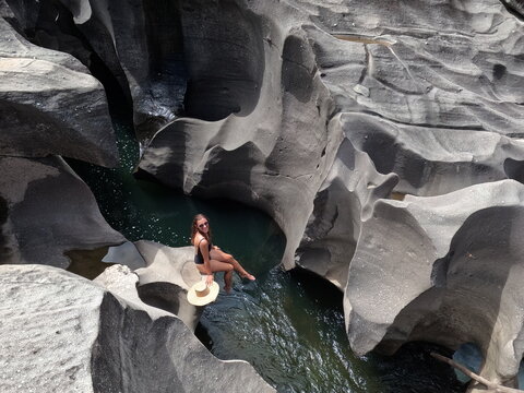 Mulher nas forma&ccedil;&otilde;es rochosas do Vale da Lua, na chapada dos Veadeiros em alto para&iacute;so de Goi&aacute;s