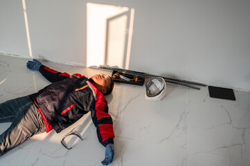 1 Male worker faints at construction site Heat stroke, dehydration and very hot weather. Workers...