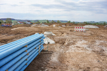 Wasserleitungsrohre aus Gusseisen im Neubaugebiet